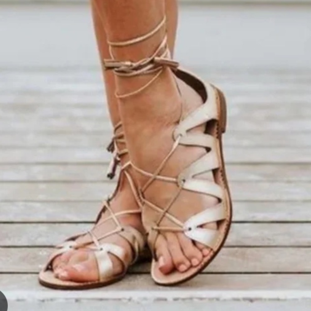 Like new Lilly Pulitzer Metallic Gold fit to be tied Sandal
